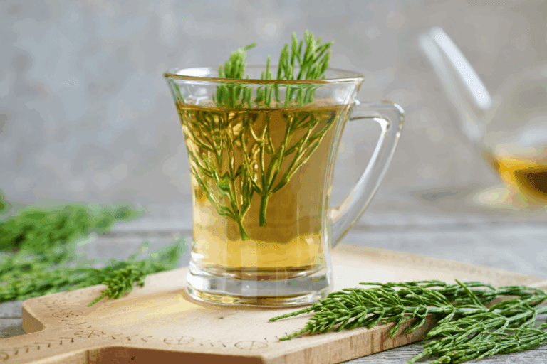 Chá de cavalinha: o segredo natural para desinchar rápido